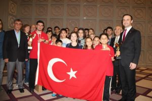 Satran&ccedil;ta bir altın bir g&uuml;m&uuml;ş madalya