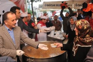 Aşure kazanı Bağcılar Meydanı'nda kaynadı