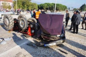 Otomobil trakt&ouml;re &ccedil;arptı: 4 yaralı