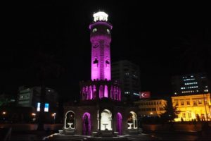 Tarihi kule pembeye b&uuml;r&uuml;nd&uuml;; ama bir nedeni var