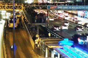 Zeytinburnu metrob&uuml;s yolunda feci kaza
