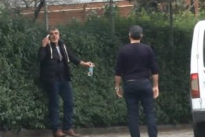 Polisin silahını alıp havaya ateş a&ccedil;tı