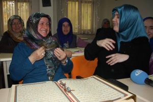 50 yaşından sonra işaret diliyle Kur'an okumayı &ouml;ğreniyorlar