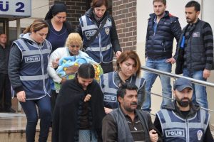 Bebekleriyle cezaevine girdiler