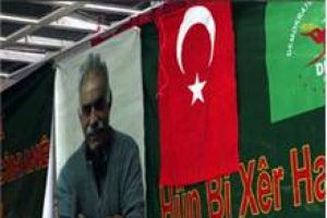 &Ouml;calan ve T&uuml;rk bayrağı yan yana asıldı!