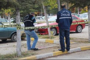 Ayrı yaşadığı eşinin boğazını kesti