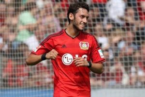 Hakan &Ccedil;alhanoğlu'na b&uuml;y&uuml;k terbiyesizlik!