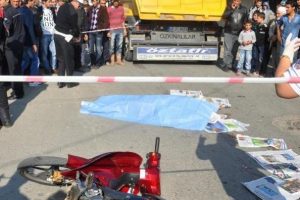 Motosiklet TIR'ın altında girdi