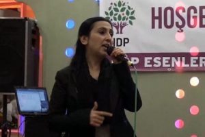 "İktidar &ccedil;&ouml;z&uuml;ms&uuml;zl&uuml;ğ&uuml;n getirdiği kıvranmayı yaşıyor"
