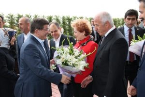 Eşinin akrabalarını ziyaret etti
