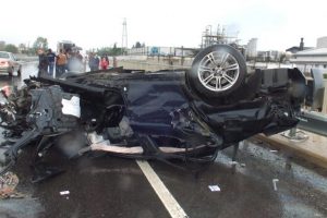 Hurdaya d&ouml;nen otomobilden sağ &ccedil;ıktılar