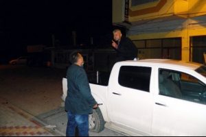 Lastiklerinin acısını etrafından &ccedil;ıkardı