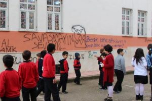Okul duvarına spreyle yazıya tepki!