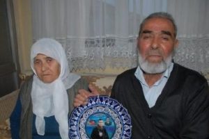 Şehit babasına sarılıp emekli maaşını &ccedil;aldılar!