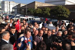 İ&ccedil;erde duruşma, dışarda Kuran-ı Kerim