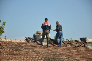 Bursa'da &ccedil;atıdan d&uuml;şen usta hayatını kaybetti