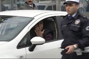 Otomobiliyle giremeyince isyan etti