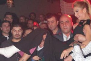 Tuğba &Ouml;zerk kırık ayakla sahneye &ccedil;ıktı...