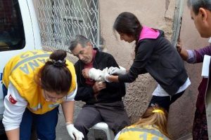 D&uuml;n&uuml;rlerin eşya kavgası kanlı bitti