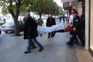 Apartmanda yaralı bulundu, hastanede &ouml;ld&uuml;