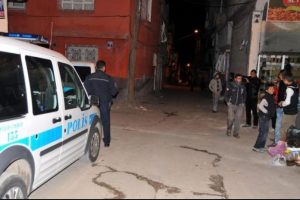 Komşular arasında bı&ccedil;aklı kavga: 1 &ouml;l&uuml;