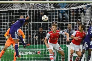 Arsenal turu garantilemenin peşinde