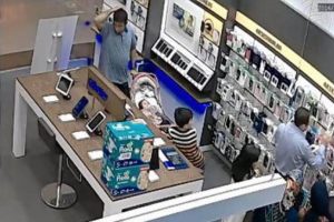 Bebekli hırsız cep telefonlarını b&ouml;yle &ccedil;aldı