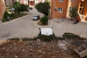 İstinat duvarı yıkıldı, toprak kayması tehdit ediyor
