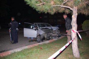 Otomobil dolmuş bekleyen &ccedil;ifte &ccedil;arptı!
