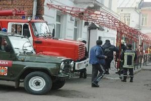 Başını demir parmaklıkların arasına sokarak intihar etti
