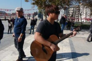 Koreli gen&ccedil;ler Gezi Parkı'nda dans edip eğlendi