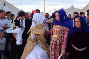 &Ccedil;adır kentte davullu zurnalı d&uuml;ğ&uuml;n