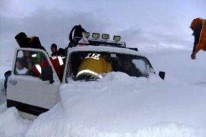 Rize'de mahsur kalan 24 kişinin kurtarılması i&ccedil;in &ccedil;alışma s&uuml;r&uuml;yor
