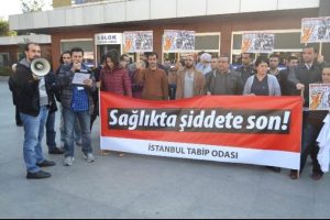Sağlık&ccedil;ılardan hastane &ouml;n&uuml;nde "şiddet" eylemi