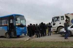 Şof&ouml;rler kontak &ouml;ğrenciler trafiği kapattı