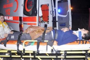 Yola fırlayan ke&ccedil;iye motosiklet &ccedil;arptı: 2 yaralı