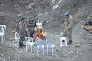 Ermenek'te g&uuml;venlik g&uuml;&ccedil;leri ateş yakarak ısınıyor