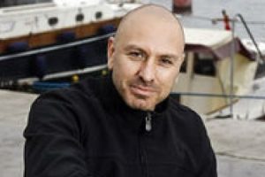 Demir Demirkan kolları sıvadı