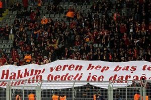 G.Saraylı futbolculara tehdit gibi pankart!