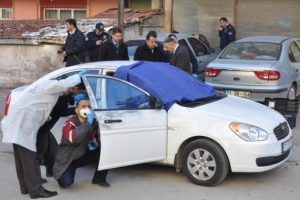 Kayınpederini &ouml;ld&uuml;r&uuml;p, eşini ağır yaralayan şahıs tutuklandı
