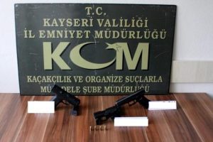 Otomobil'de 3 tabanca ele ge&ccedil;irildi , s&uuml;r&uuml;c&uuml; tutuklandı