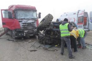 TIR &ccedil;arpan trakt&ouml;r&uuml;n s&uuml;r&uuml;c&uuml;s&uuml; ve oğlu ağır yaralı