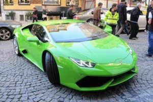 Caner Erkin'den eşi Asena'ya Lamborghini...