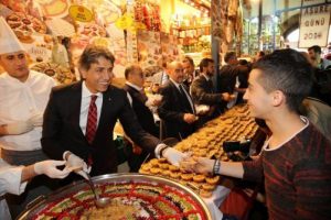 Mısır &Ccedil;arışısı'nda 35 bin kase aşure dağıttılar