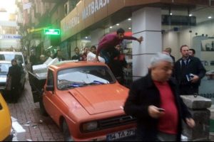 Cinnet getiren seyyar satıcı zabıtaya saldırdı