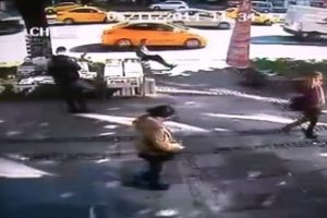 Otob&uuml;s kazasından 3 saniyeyle kurtuldu
