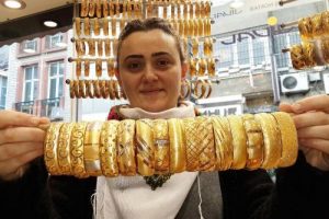 Eşlerin hediye tercihi g&uuml;m&uuml;ş