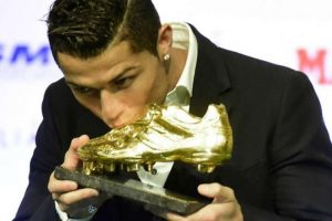 Ronaldo altın ayakkabısına kavuştu