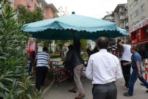 Bursa'da &Ccedil;evik Kuvvet eşliğinde kaldırım operasyonu
