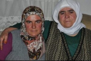Eşleri madende &ouml;len ana kız madenciler i&ccedil;in ağlıyor